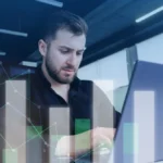 Analista de cobranza revisando información en su computadora